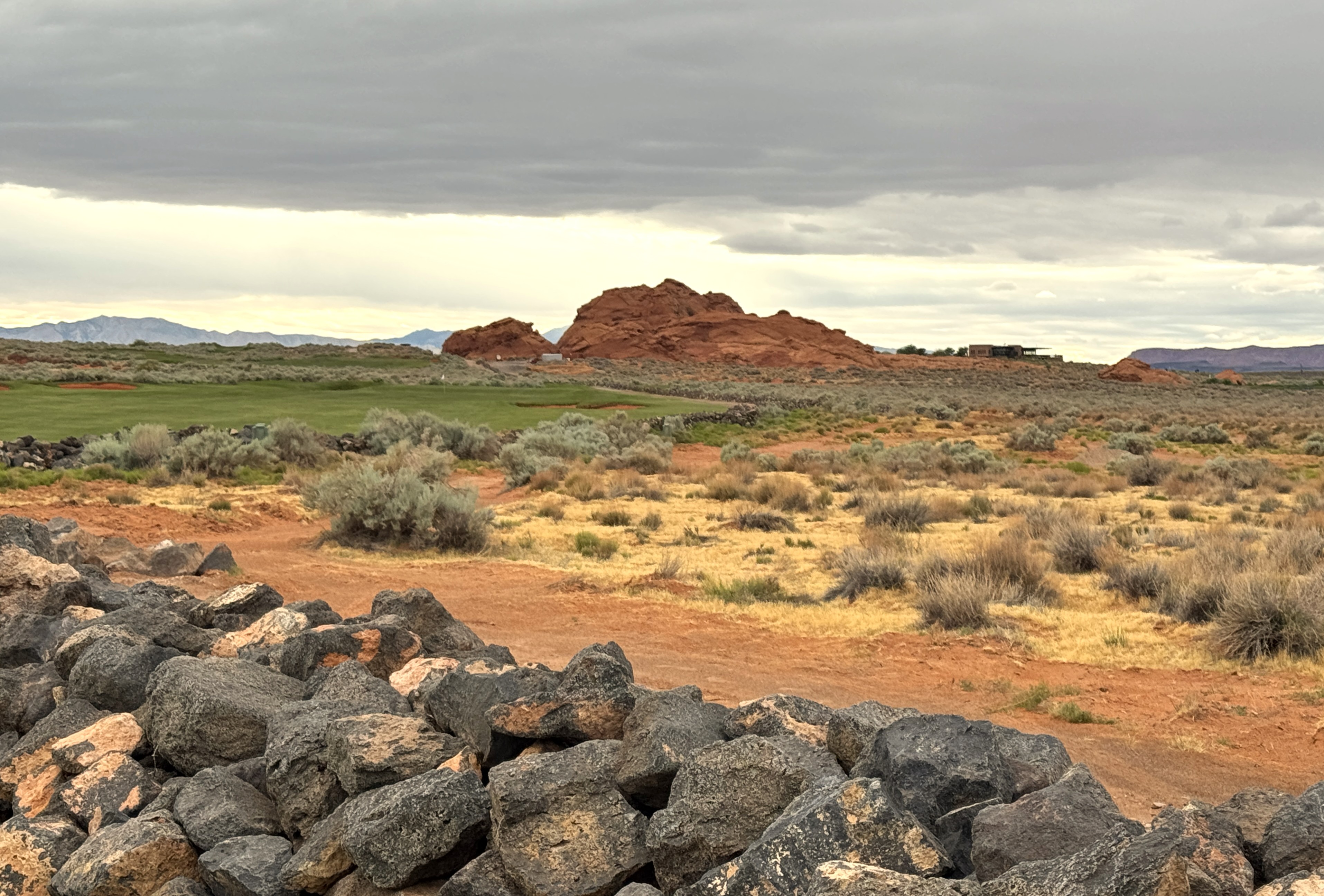Sand Hollow Links course - stone walls & desert